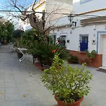 Tipico Y Pintoresco Patio De Vecinos, Con Encanto