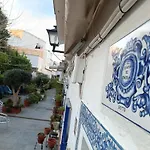 Tipico Y Pintoresco Patio De Vecinos, Con Encanto