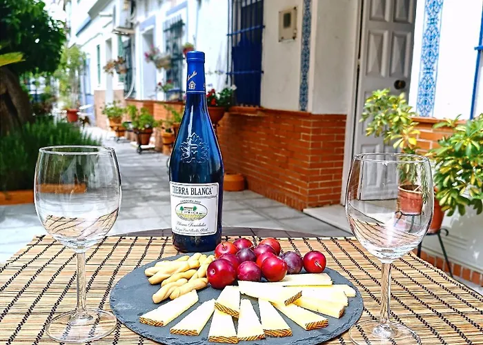 Tipico Y Pintoresco Patio De Vecinos, Con Encanto